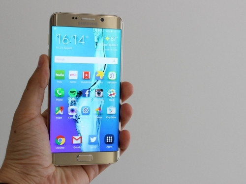 5. Samsung Galaxy S6 Edge+. Khác đàn em S6 Edge, bản Edge+ có hai màu màu là vàng và xanh đen, nhưng do thiết kế kính hai mặt nên màu sắc của máy chuyển độ đậm nhạt tuỳ theo góc nhìn rất độc đáo. Tương tự các smartphone cao cấp nhất của Samsung, Galaxy S6 Egde+ sử dụng màn hình công nghệ Super Amoled với độ phân giải 2K. Kích thước màn hình trên máy là 5,7 inch ngang với Note 5.