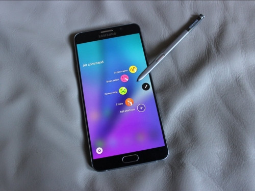 7. Samsung Galaxy Note 5. Galaxy Note 5 là chiếc note mới nhất, mạnh mẽ nhất của Samsung trong năm 2015 này. Máy sử dụng chip Exynos của Samsung gồm có 8 nhân với 4 nhân chính tốc độ 2.1Ghz và 4 nhân phụ tốc độ 1.5Ghz. Dung lượng RAM cũng được nâng cấp lên 4Gb RAM LDDDR4, bộ nhớ trong cũng cho tốc độ truy cập cao hơn. Thêm nữa, Samsung trang bị cho Note 5 viên pin dung lượng 3000mAh, dung lượng này thấp hơn Note 4 (3220 mAh).