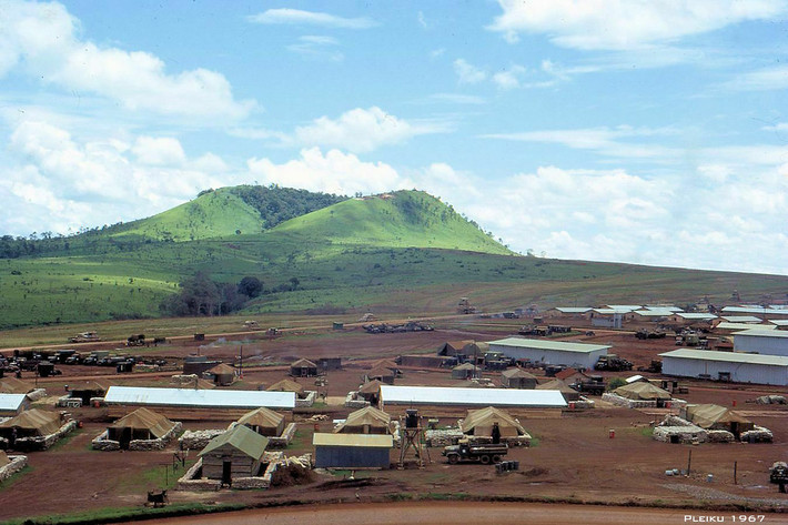 View núi Hàm Rồng của căn cứ Enari.
