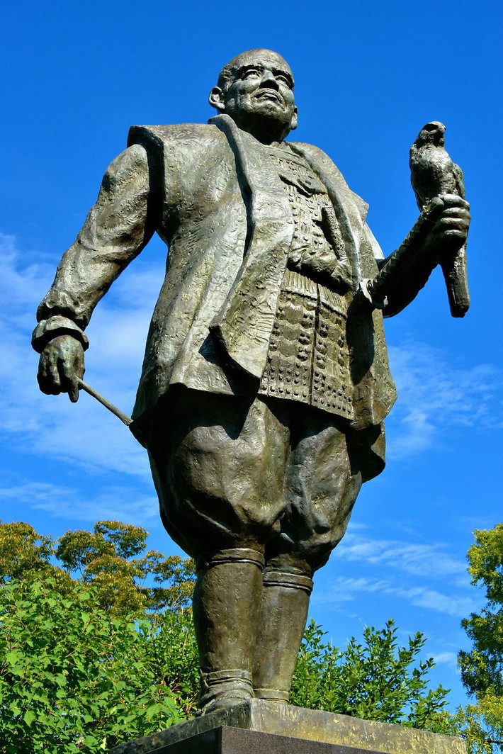 Ieyasu cố gắng thiết lập lại ổn định trong nước và khuyến khích ngoại thương, bao gồm cả việc trao đổi tặng phẩm với vua James I của Anh và các hoàng đế Châu Âu khác. Chỉ tới thời những người kế vị Ieyasu, Nhật Bản mới hoàn toàn tự cô lập, tách biệt khỏi các tiếp xúc với bên ngoài.