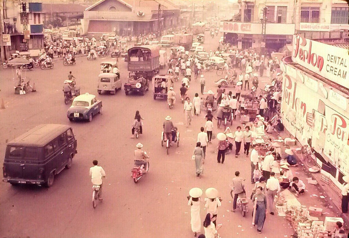 Khung cảnh nhộn nhịp phía ngoài chợ Bến Thành nhìn từ trên cầu vượt.
