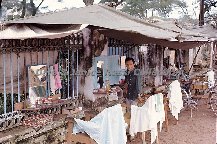 Tiệm cắt tóc vỉa hè Đà Nẵng năm 1966.