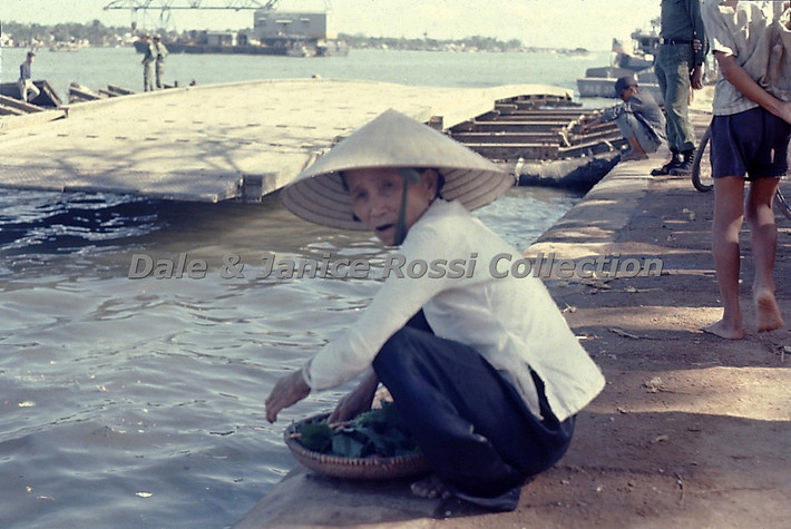 Cụ bà bán hàng rong tại bến đò ở sông Hàn.