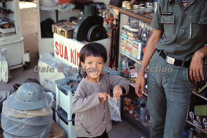 Em bé bên quầy tạp hóa.