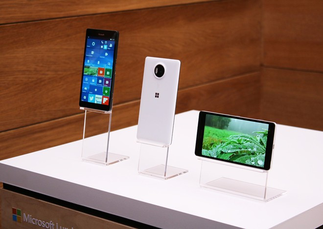Lumia 950 và Lumia 950 XL. Lumia 950 và 950 XL đã giảm giá hai triệu đồng, lần lượt xuống mức 7,99 và 9,99 triệu đồng. Ở thời điểm mới lên kệ tại Việt Nam, model này được niêm yết với giá 13,99 và 15,99 triệu đồng. Lumia 950 và 950 XL là hai mẫu di động Windows 10 Mobile cao cấp nhất hiện nay. Thế mạnh của bộ đôi này nằm ở tính năng Continuum, kết nối với màn hình và phụ kiện để dùng như máy tính để bàn chạy Windows 10.