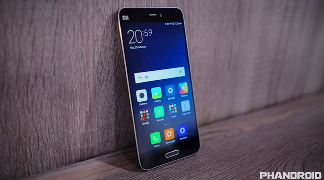 Xiaomi Mi5. Hơn hai tháng sau khi về nước, giá bán xách tay của Xiaomi Mi 5 giảm mạnh từ 9,5 xuống còn khoảng 7,5 triệu đồng. Theo các chủ cửa hàng, đây là mức giá khá sát với thị trường Trung Quốc và khó giảm sâu hơn. Là sản phẩm cao cấp nhất của Xiaomi, Mi5 được trang bị chip Snapdragon 820 mới nhất, RAM lên đến 4 GB (có bản RAM 3 GB giá thấp hơn), camera chính 16 MP và máy ảnh trước 4 MP. Model này cũng được Xiaomi trang bị sạc nhanh, pin 3.000 mAh và cổng USB-C 1.0.
