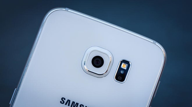 Samsung Galaxy S6. Trong tháng 5, Galaxy S6 được các đại lý hạ giá xuống mức 9,9 triệu đồng cho bản 32 GB, giảm đến 4,5 triệu đồng so với mức giá trước đây. Tuy về mức dưới 10 triệu, nhưng Galaxy S6 vẫn là một "quái vật phần cứng" khi sở hữu chip Exynos 7420, RAM 3 GB, camera 16 megapixel khẩu độ f/1.9 và màn hình Quad HD. Hiện các biến thể khác như Galaxy S6 Edge, Galaxy S6 Edge Plus đã hết hàng tại nhiều hệ thống lớn.