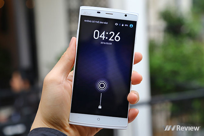 Leagoo Elite 5. Leagoo Elite 5 là smartphone của công ty Leagoo, thương hiệu ít tên tuổi của Trung Quốc mới vào thị trường Việt Nam. Pin của máy có dung lượng 4000 mAh. Các cấu hình của sản phẩm gồm màn hình IPS LCD 5.5 inch độ phân giải HD, vi xử lý 64-bit MT6735 lõi tứ 1.3GHz, RAM 2GB, bộ nhớ 16GB cùng khe cắm thẻ nhớ, camera sau 13MP và camera trước 8MP. Điện thoại này hỗ trợ kết nối LTE 4G, có hai SIM và đang chạy Android 5.1. Sản phẩm hiện có giá bán 3,79 triệu đồng.