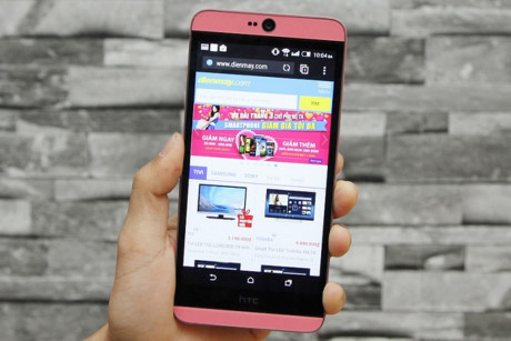 HTC Desire 826 Selfie – Giá 5,49 triệu đồng. Giống như ZenFone Selfie, chiếc HTC Desire 826 Selfie cũng trang bị camera trước lên tới 13MP cho chất lượng hình ảnh mịn, đẹp và sắc nét. Ngoài camera trước ấn tượng, HTC Desire 826 Selfie còn trang bị công nghệ âm thanh HTC BoomSound chất lượng cao từ HTC.