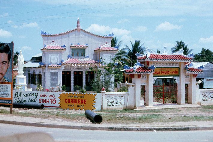 Ngôi chùa này được sáng lập từ năm 1928, cho đến thập niên 1960 vẫn là một ngôi chùa nhỏ. Ảnh: Jerry Cecil, 1965.