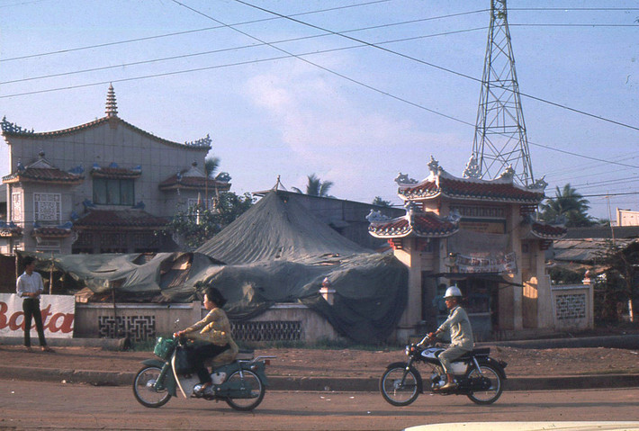 Tuy vậy, vị trí "đắc địa" ngay giữa ngã tư Hàng Xanh - một giao lộ quan trọng bậc nhất Sài Gòn - khiến ngôi chùa vô tình lọt vào "mắt xanh" của nhiều lính Mỹ. Ảnh chụp năm 1967.