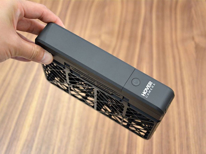 ộ khung của Hover Camera được làm bằng sợi carbon và có thể gập lại được để người dùng bỏ vào trong balô, túi xách…
