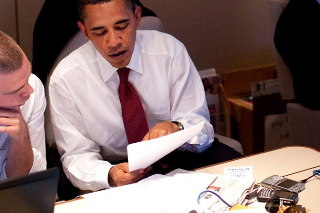 BlackBerry Curve 8300: Tổng thống Obama nổi tiếng là một fan trung thành của BlackBerry. Trong bức ảnh chụp trên chiếc Air Force One này, người ta thấy sự xuất hiện của 2 chiếc BlackBerry, một là Curve 8300, chiếc còn lại là Curve 8900. Cho đến hiện tại, BlackBerry là một trong số ít thương hiệu điện thoại được chính phủ Hoa Kỳ chấp thuận sử dụng để chia sẻ dữ liệu.