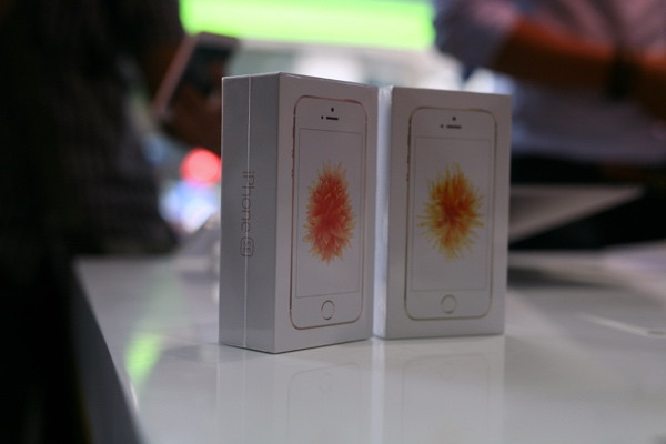 Nhưng thay vì hình các chú cá trên màn hình như iPhone 6S/6S Plus mới đây, hình nền trên iPhone SE giống với hình cánh hoa.