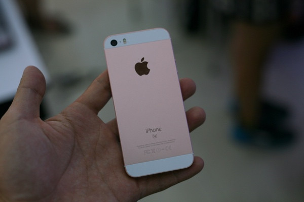 iPhone SE có vẻ ngoài giống hoàn toàn với iPhone 5S, nhưng iPhone SE có màu vàng hồng trong khi iPhone 5S không có.