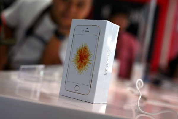 Hộp máy điện thoại iPhone SE thiết kế theo phong cách thường thấy của iPhone.
