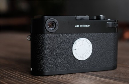 Kính ngắm có độ phóng đại là 0,68x và được sản xuất để tương thích với các ống kính35/135mm, 28/90mm và 50/75mm.