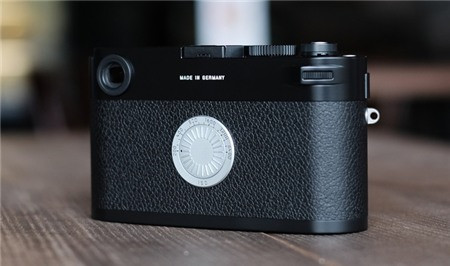 Màn hình phía sau của máy được thay bằng vòng chỉnh ISO. Theo Leica, sự thay thế này giúp người dùng trải nghiệm cảm giác như thay các cuộn phim với ISO khác nhau trước đây.