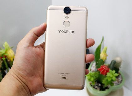 Mobiistar Prime X Max (6,99 triệu đồng). Prime X Max được Mobiistar đầu tư nhiều về chụp ảnh khi trang bị camera trước 8 megapixel còn camera sau là 21 megapixel sử dụng cảm biến IMX230 do Sony sản xuất. Mobiistar cũng phát triển ứng dụng chụp hình riêng cho model này với tính năng chỉnh tay cho phép phơi sáng lên đến 32 giây - điểm nổi bật của máy khi đa số các model hiện chỉ cho phơi sáng 16 giây. Tuy nhiên, phần mềm vẫn chưa tối ưu và dễ sử dụng như trên các smartphone đến từ các thương hiệu lớn.