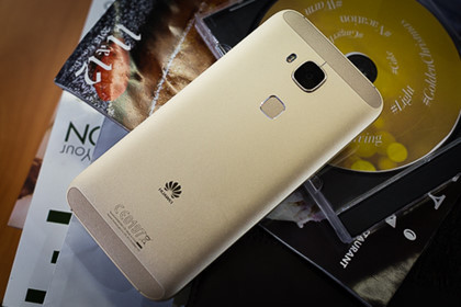 Huawei G7 Plus (8,99 triệu đồng). Camera trên G7 Plus có những trang bị ít thấy trên hầu hết điện thoại dưới 9 triệu đồng. Sản phẩm sở hữu camera chính 13 megapixel với cảm biến BSI công nghệ WRGB (4 hệ màu). Ống kính 28 mm hỗ trợ chống rung quang học OIS, đèn flash kép 2 tông màu. Tuy nhiên, tính năng chụp hình cũng không phong phú khi thiên về chụp ảnh tự động, thiếu chế độ chỉnh tay như một số model tầm trung mạnh về camera. Sản phẩm được nhà sản xuất nhấn mạnh khả năng chụp ở điều kiện tối.