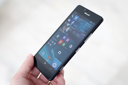 Microsoft Lumia 950 và 950 XL (7,99 triệu đồng và 9,99 triệu đồng). Hai sản phẩm đều tập trung vào tính năng camera với công nghệ PureView độ phân giải tới 20 megapixel, quay video 4K và có chống rung quang học thế hệ thứ năm với ba đèn flash LED trợ sáng. Camera trước là 5 megapixel kết hợp cùng ống kính góc rộng và hỗ trợ nhận dạng khuôn mặt qua hồng ngoại để mở khóa máy. Điểm mạnh của sản phẩm so với iPhone hay phần đông thiết bị Android cao cấp là khả năng chụp chuyên nghiệp, cho phép can thiệp nhiều thông số từ tốc độ màn trập (từ 1/16.000 giây đến 4 giây) cho tới ISO (từ 50 tới 3.200) chứ không chỉ bù trừ sáng hay cân bằng trắng WB. Máy có thể lưu ảnh ở định dạng RAW.