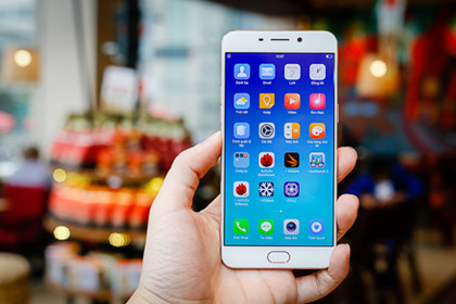Oppo F1 Plus (9,99 triệu đồng). Trong khi nhiều nhà sản xuất đầu tư nhiều cho camera chính trên smartphone, Oppo lại ưu ái camera trước với độ phân giải lên tới 16 megapixel, trong khi máy ảnh phía sau chỉ 13 megapixel trên phiên bản F1 Plus. Công nghệ lấy nét theo pha giúp chụp nhanh và chính xác trong nhiều hoàn cảnh.
