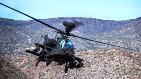 AH-64 Apache còn được trang bị hệ thống tác chiến điện tử tích hợp AN/APR-39A (V), cảm biến cảnh báo radar AN/APR-48A, cảm biến cảnh báo laser AN/AVR-2, hệ thống gây nhiễu radar AN/ALQ-136, hệ thống mồi bẫy đối phó với tên đối không dẫn bằng hồng ngoại. (Ảnh: Boeing)
