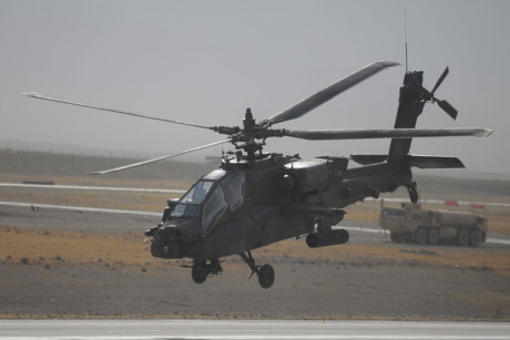 Apache có thể mang tên lửa 16 AGM- 114 Hellfire, 76 rocket cỡ 70mm và 1.200 viên đạn pháo 30mm. (Ảnh: military)