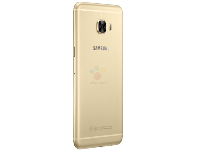 Cách đặt dải ăng ten của máy với đường chỉ chạm vào cụm camera hơi giống với HTC One. Tuy nhiên, kiểu dáng tổng thể của model này lại gợi cho người ta nhớ đến iPhone của Apple.