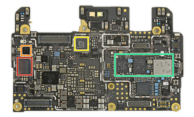 Mặt sau của bo mạch chủ, trong khung đỏ là chip Wifi và Bluetooth, màu cam là chip xử lý sóng. Màu vàng là chip kết nối giao thức không dây NFC, màu xanh là chip kết nối mạng di động.