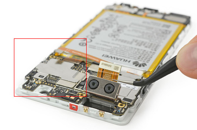Tháo cụm camera 2 ống kính có chức năng chuyên biệt trên P9. Huawei bảo vệ các lớp bo mạch bằng một bản nhựa mỏng đặt phía trên các thành phần (vùng khung đỏ).