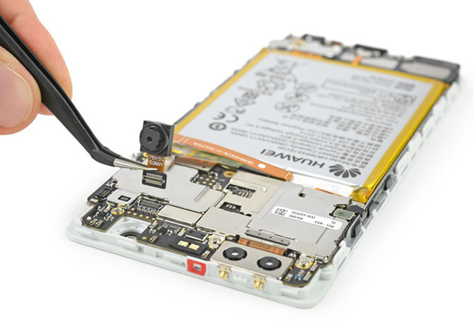 Tách camera trước của máy, do Huawei sử dụng cấu trúc lắp ráp phần cứng bằng chân kết nối, nên chỉ cần rút nhẹ là có thể nhấc ra khỏi khung.