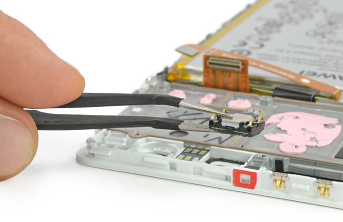 Gỡ cáp màn hình của Huawei P9.