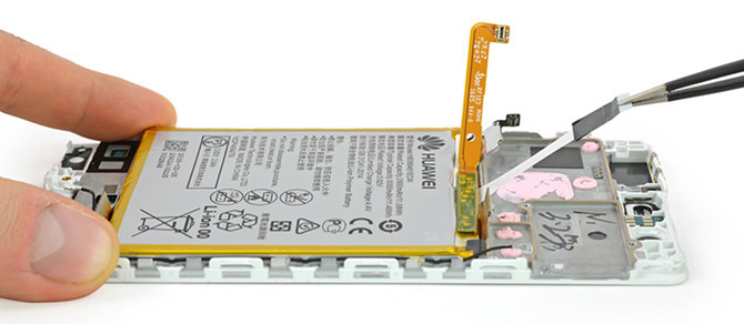 Sau khi đã gỡ hết mọi thành phần linh kiện thì việc tháo rời Pin khá dễ dàng, Huawei sử dụng rất ít keo dán trên khu vực này. Do đó, việc thay thế và sửa chữa máy khá dễ dàng.