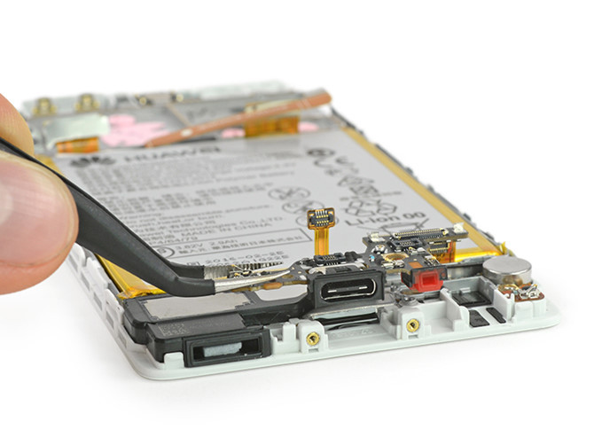 Gỡ cổng USB-C trên Huawi P9.