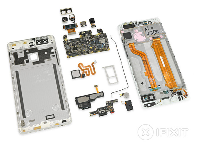 Linh kiện của Huawei P9 được sắp xếp gọn gàng lại sau khi tháo ra.