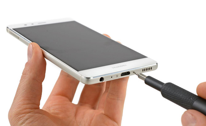 Điện thoại Huawei P9 sử dụng ốc 5 cạnh, thân máy được làm hoàn toàn bằng kim. Các thành phần như RAM, chip, vi xử lý đồ họa và các linh kiện điện tử bố trí khá rối và không mấy khoa học.Tuy nhiên, khả năng sửa chữa và thay thế phần cứng cho P9 lại khá dễ dàng, với điểm 7/10 của iFixit. Sau đây là cách mở và các linh kiện của Huawei P9 sau khi được tháo rời.