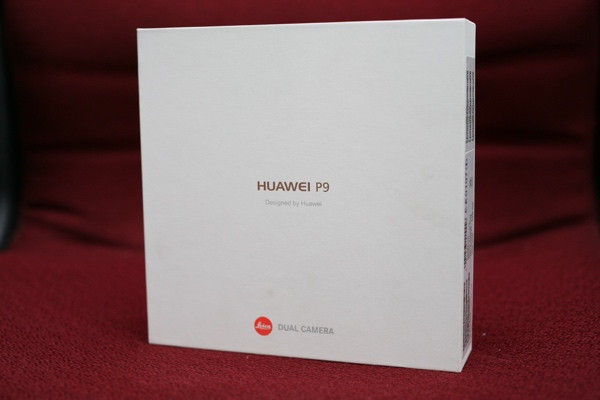 Điện thoại Huawei P9 là smartphone Android mới nhất gần đây nhận được nhiều quan tâm của giới công nghệ, bên cạnh chiếc HTC 10. Phiên bản Huawei P9 mà ICTnews mở hộp dưới đây chưa phải là bản chính thức dành cho thị trường Việt Nam. Hộp Huawei P9 được thiết kế đơn giản, vật liệu giấy.