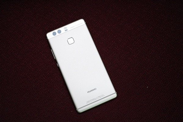 P9 có vỏ kim loại nguyên khối, bề ngoài vuông vức giống với các samrtphone khác của hãng. Dĩ nhiên điểm đáng chú ý nhất của máy vẫn là hai camera hợp tác thương hiệu với Leica đặt phía sau máy.