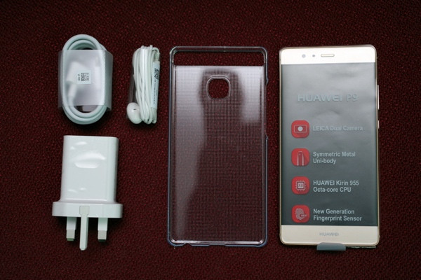Ngoài các phụ kiện cơ bản, Huawei P9 được tặng kèm một vỏ bảo vệ trong suốt. Vỏ bảo vệ dạng này thực sự rất cần thiết đối với các smartphone thiết kế vỏ kim loại, vì hạn chế được trầy xước khi cạ vào mặt bàn hay khi rơi rớt.