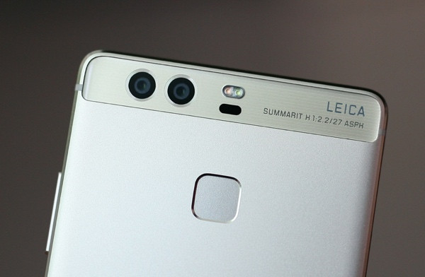 Bên cạnh đó, một camera của Huawei P9 ghi ảnh màu, còn camera kia chỉ chụp ảnh đen trắng. Việc chỉ chụp ảnh đen trắng trong thời hiện đại của nhiếp ảnh dường như đi ngược xu hướng. Nhưng ảnh đen trắng chắc chắn là một môn món chơi khác của giới nhiếp ảnh mà mọi người sẽ rất thích.