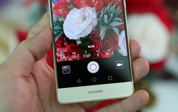 Huawei P9 có màn hình kích thước 5,2 inch, ra mắt đầu tháng 4/2016, nặng 46gram. Gồm: geo-tagging, chạm lấy nét, nhận diện nụ cười và gương mặt, panorama, HDRVideo 1080p@60fps, Camera phụ 8 MP, f/2.4, 1080p. Cả hai camera của Huawei P9 đều có tiêu cự 27mm, khẩu độ f:2.4. Máy có phiên các phiên bản: đen, trắng, hồng, nhưng chưa tiết lộ giá chính thức tại Việt Nam.