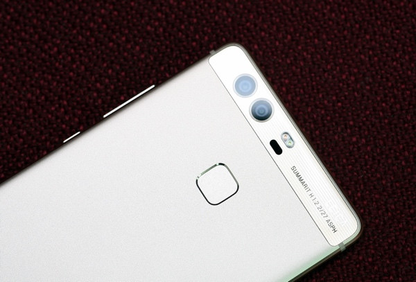 Các camera sau của Huawei có tiêu cự 27mm và khẩu độ f/2.2, hứa hẹn cho góc chụp khá rộng và ánh sáng vào cảm biến nhiều hơn do khẩu độ lớn. Mỗi camera này đều được trang bị cảm biến ảnh riêng.