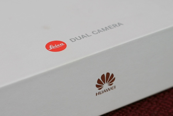 Logo Leica đặt nổi bật ngay phía mặt trước hộp máy. Đây là chiếc logo của hãng máy ảnh, ống kính mà hầu như người chơi ảnh nào cũng muốn đượcsở hữu một chiếc.