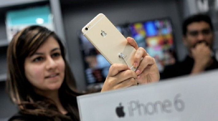 2. Apple. Dù vẫn giữ được vị trí thứ hai trong thị trường smartphone toàn cầu nhưng quý vừa qua Apple đã lần đầu tiên chứng kiến mức sụt giảm 2 con số. Cụ thể, số lượng iPhone bán ra trong quý 1 năm nay của Apple đạt 51,6 triệu chiếc với 14,8% thị phần, giảm 14% doanh số so với cùng kỳ năm ngoái (60,1 triệu chiếc và 17,9% thị phần) do sức hấp dẫn yếu ớt của bộ đôi iPhone 6s và 6s Plus.