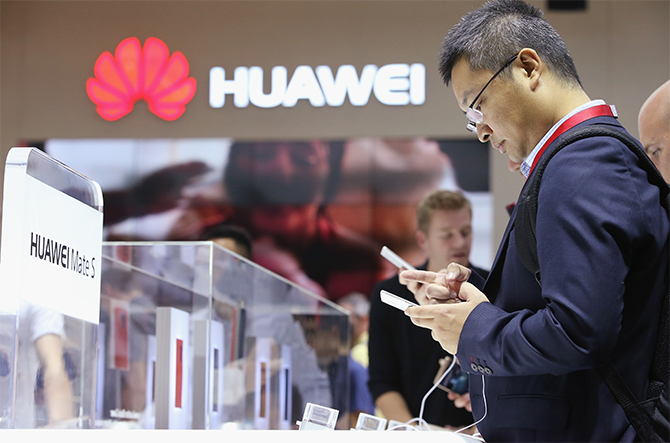3. Huawei. Ở vị trí thứ ba là nhà sản xuất điện thoại Trung Quốc Huawei. Không chỉ tăng trưởng mạnh mẽ ở quê hương Trung Quốc, smartphone của Huawei còn bán tốt ở cả châu Âu, châu Mỹ và châu Phi. Theo Gartner, trong quý 1 vừa qua, Huawei bán được 28,8 triệu chiếc, chiếm 8,3% thị phần.