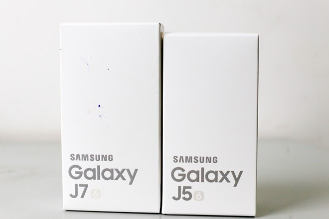 Hộp của điện thoại Samsung Galaxy J5 và J7 phiên bản 2016 được làm đơn giản, có thêm số “6” để phân biệt với phiên bản của năm cũ.