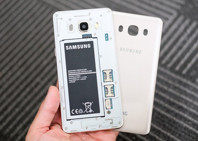Hai mẫu Galaxy J5 và J7 đều có thể mở nắp để lắp pin, SIM và thẻ nhớ. Cả hai model đều hỗ trợ kết nối 4G và 2 SIM.