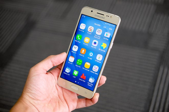 Bộ đôi mới của Samsung chạy trên hệ điều hành Android 6.0 Marshmallow. Giao diện được thiết kế lại khá gọn gàng, nhẹ nhàng.