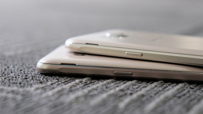 Hai cạnh bên của Galaxy J5 và J7 2016 có những đường cắt xẻ giống như đàn anh Galaxy S6.